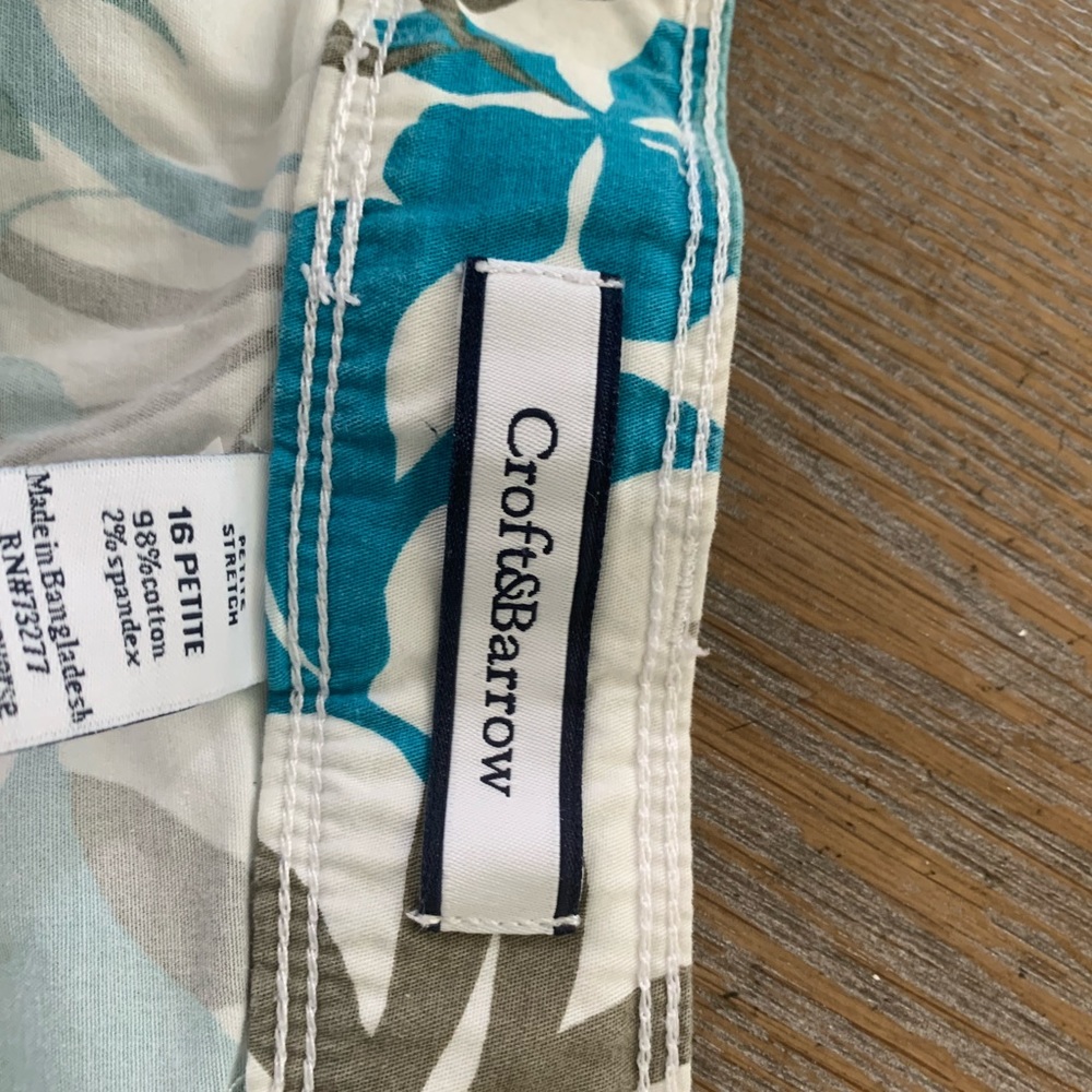 Croft & Barrow White/Blue/Green Floral Mini Skort Sz 16P Waist 36” Length 17” - Picture 3 of 6